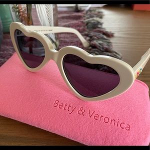 NWOT white Betty and Veronica heart sunglasses